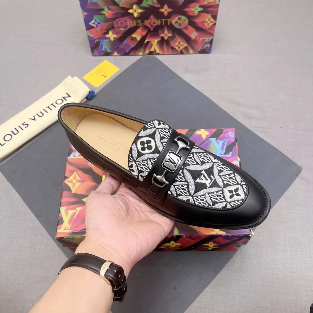 p440【LV】《Lv leather shoes are a must-have for trendy men. 👟Strong European fashion atmosphere. Generous shoe last. High-end quality. Fully imported first-layer cowhide. Sheepskin lining. Comfortable on the feet. Lightweight rubber outsole is thick and comfortable. 👍👍Its unique talent lies in its unremitting pursuit of innovation. 0️⃣0️⃣2️⃣ Code number 39 to 44 (Can be customized for 38.45) No. 0117